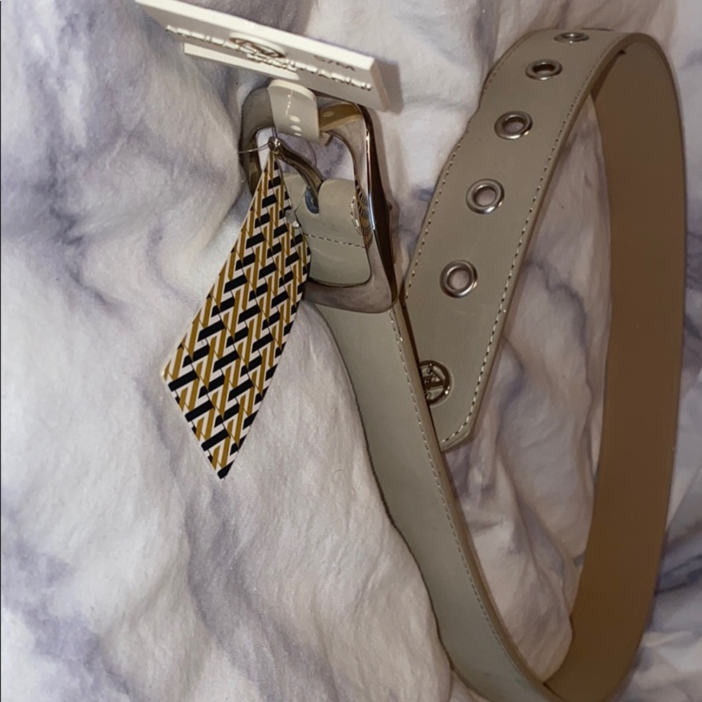 Belt. Never worn. Nude